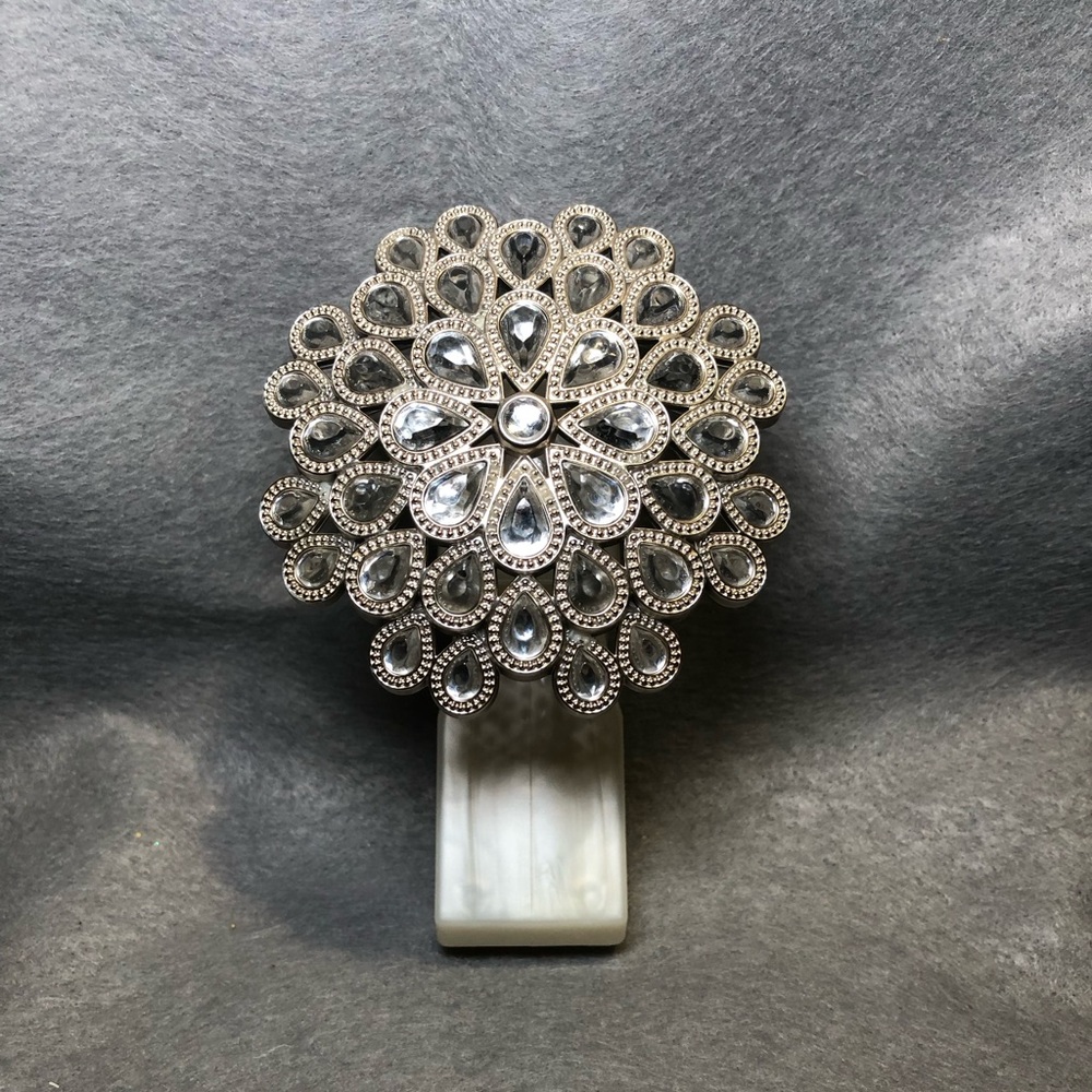 BATH & BODY WORKS WALLFLOWER PLUG, SILVER
